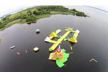 Parco gonfiabile dell'acqua della grande baia eccellente impressionante, sport acquatici gialli per l'oceano