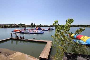 Salto di acqua gonfiabile di Waterpark Tremplins di avventura della località di soggiorno - bacca - Arroques