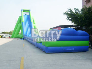 Scivoli gonfiabili massicci materiali del PVC dello scivolo gonfiabile gigante verde e blu per prato inglese