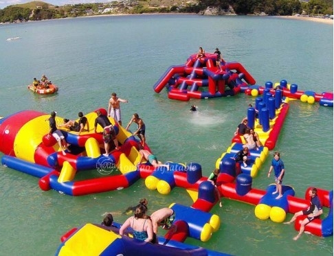 Parco acquatico gonfiabile gigante personalizzato Blow Up Aqua Park