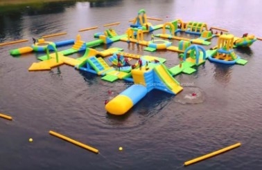 Parco acquatico gonfiabile galleggiante all'aperto