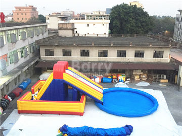 Parco gonfiabile dell'acqua del cortile di divertimento, scivolo gonfiabile con lo stagno