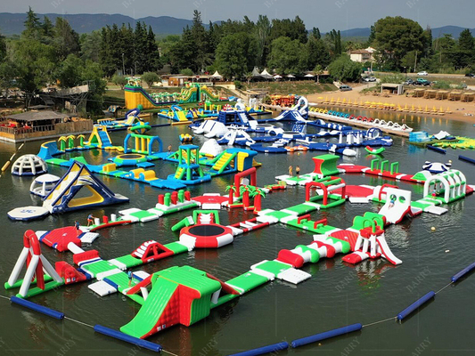 Parco acquatico galleggiante gonfiabile in PVC personalizzato per divertimento acquatico e occasioni speciali