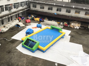 Porta vicino all'arena gonfiabile all'aperto di calcio del sapone della porta, campo da calcio gonfiabile dell'acqua con il fondo