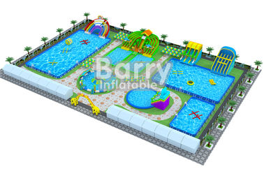 Fuori dei giochi gonfiabili su misura del parco dell'acqua di divertimento della famiglia su terra