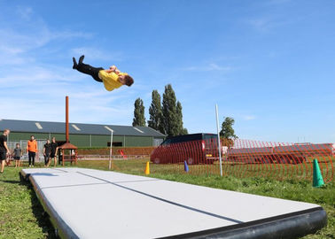 Ginnastica di yoga di sicurezza che prepara la pista gonfiabile di caduta del pavimento dell'aria per l'edizione domestica