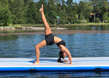 Stuoia di galleggiamento di yoga dell'acqua gonfiabile dell'acqua dello sport acquatico di forma fisica in stagno o in lago