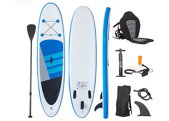 Il Sup variopinto ondeggia gonfiabile sta sul bordo di pagaia con Seat