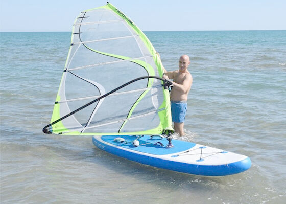 Il corpo che pratica il surfing SUP il bordo di pagaia gonfiabile per praticare il surfing 3M Length