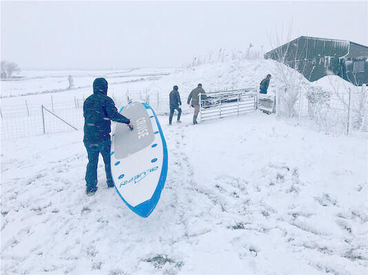 Bordo gonfiabile del SUP dell'epossiresina blu per il parco della neve