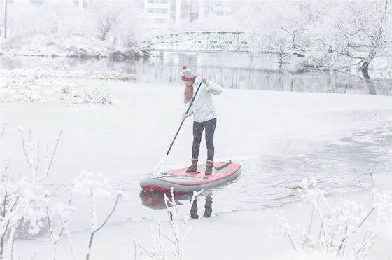 Il PVC cade il bordo di aria gonfiabile della neve di Stich sul lago ice