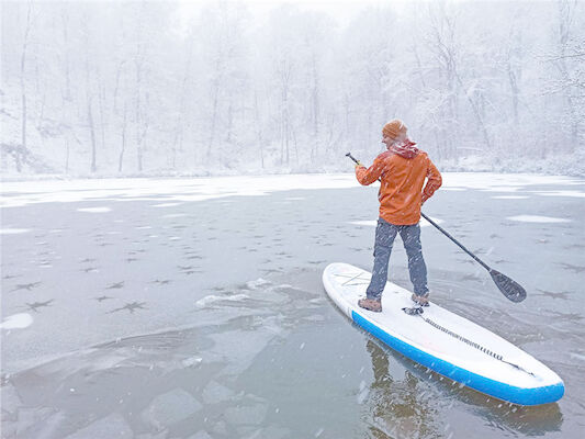Bordo gonfiabile del SUP di SCT che resta la pagaia sicura dello snowboard del freddo