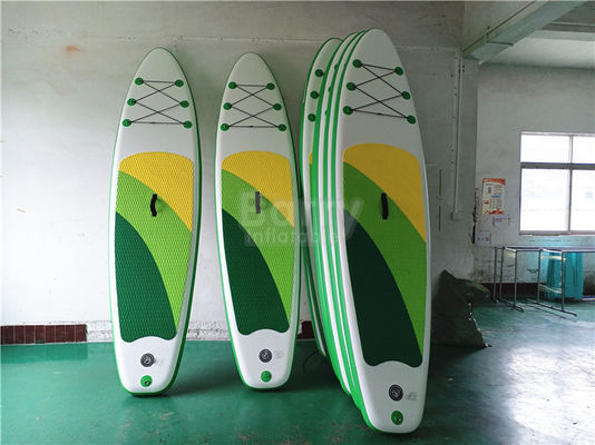 Il drop shipping materiale rispettoso dell'ambiente dei bordi del SUP gonfiabile sta sul bordo di pagaia