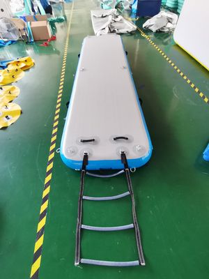 punto spesso di goccia di 20cm che fa galleggiare i bacini gonfiabili con la scala