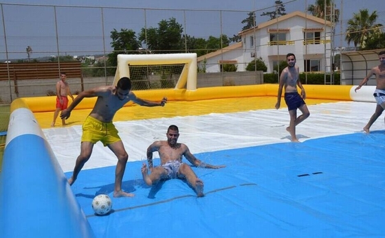 I giochi gonfiabili di sport della doppia del Tripple tela cerata del punto insaponano il campo di football americano