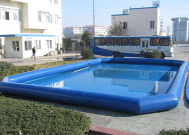 Piscina profonda gonfiabile blu dei bambini, grande sopra gli stagni a terra di esplosione