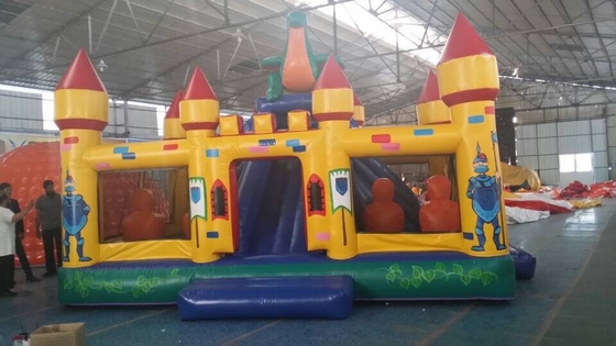 Mano che dipinge il castello di salto dei buttafuori di divertimento gonfiabile del parco di divertimenti