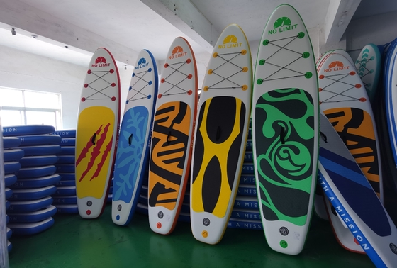 L'OEM sta sul bordo gonfiabile del SUP del bordo di pagaia del surf